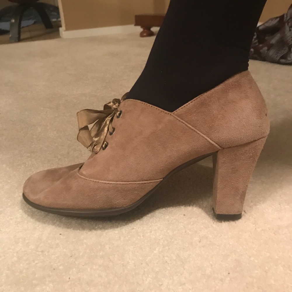 Suede heels with ribbon laces